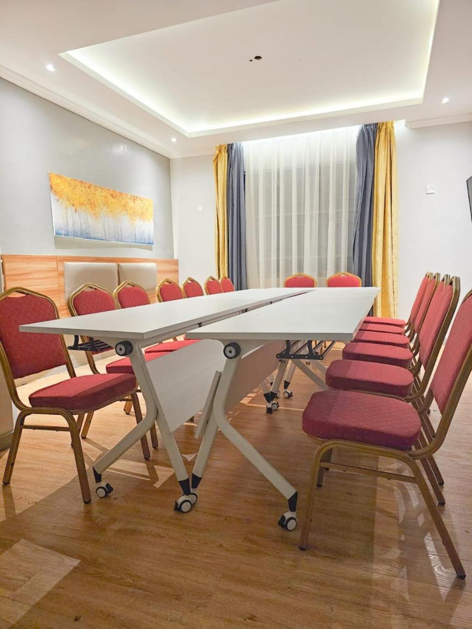 Raha Hotel & Suites Nairobi Bagian luar foto